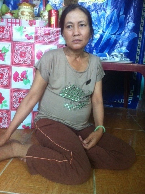 Bà Nguyễn Thị Bích Thủy, người mẹ bị ung thư đi xin tiền mua quan tài cho con xấu số.  Hiện bụng bị  bà do ung thư gan đã phình to căng tròn như cái trống.