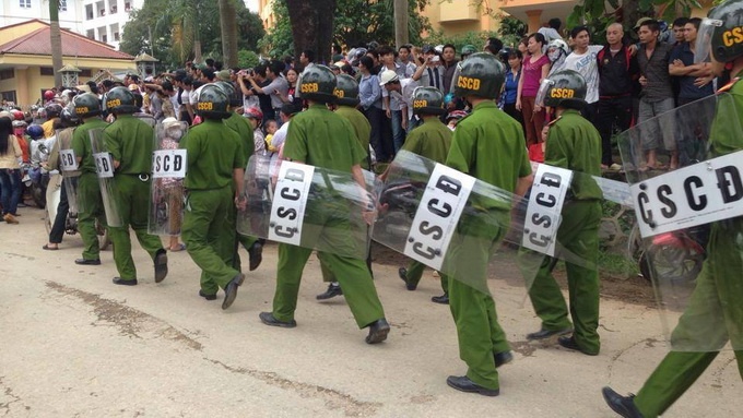 Giai vay pho truong cong an huyen bi tram nguoi vay giu hinh anh