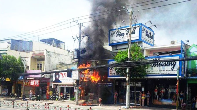 Cot dien chay nhu duoc giua trua hinh anh