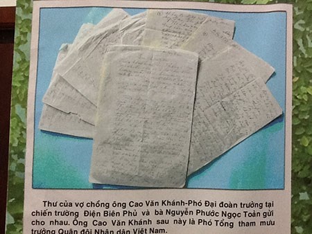 Thư của vợ chồng ông Khánh - bà Toản gửi cho nhau. Ảnh: Tư liệu.