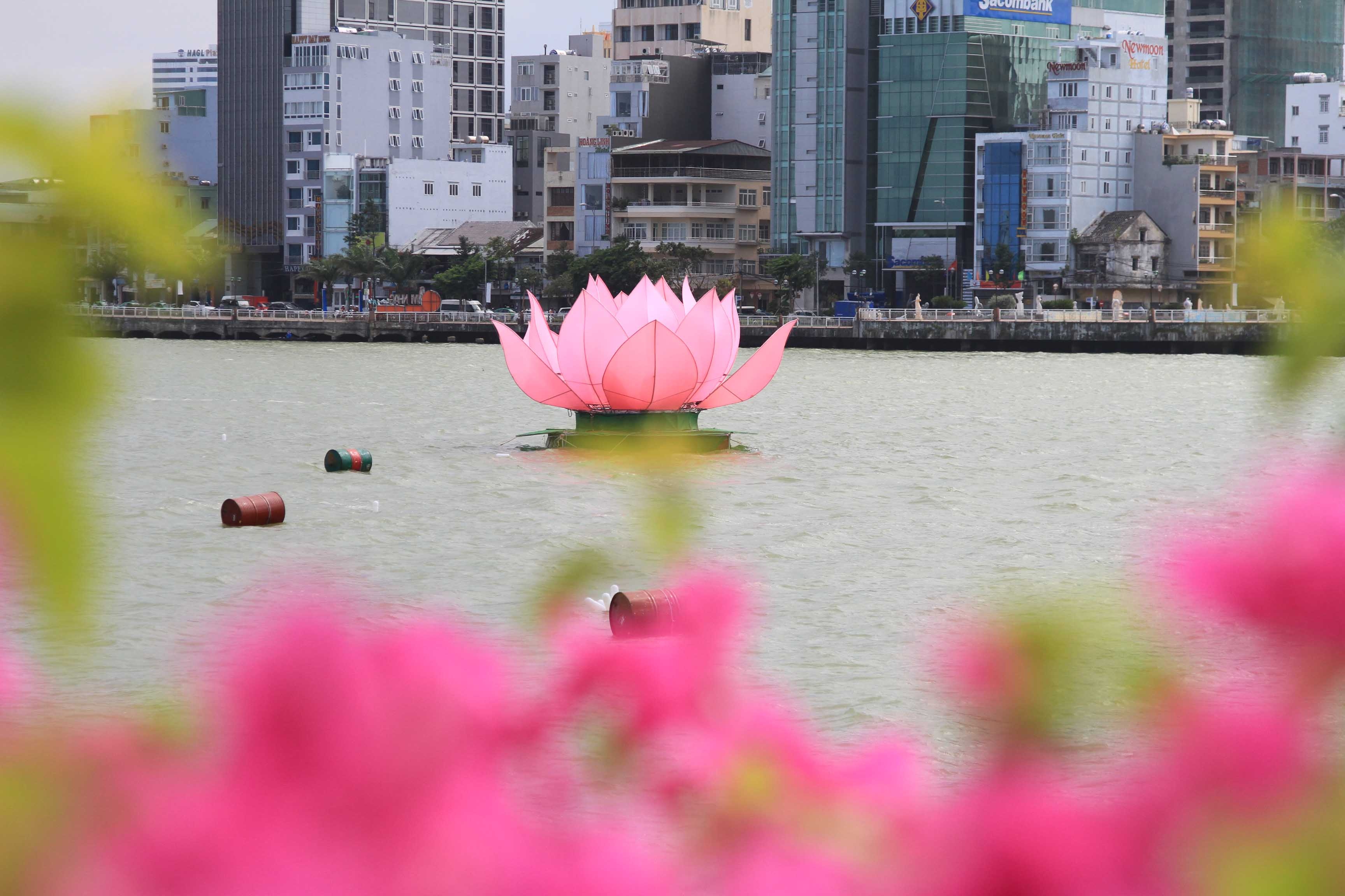 Mỗi đóa sen có 15 cánh, chiều dài 4m, ngang 2,5m; được đặt trên thùng phuy 200 lít trong hệ thống khung kim loại và neo chặt giữa sông.