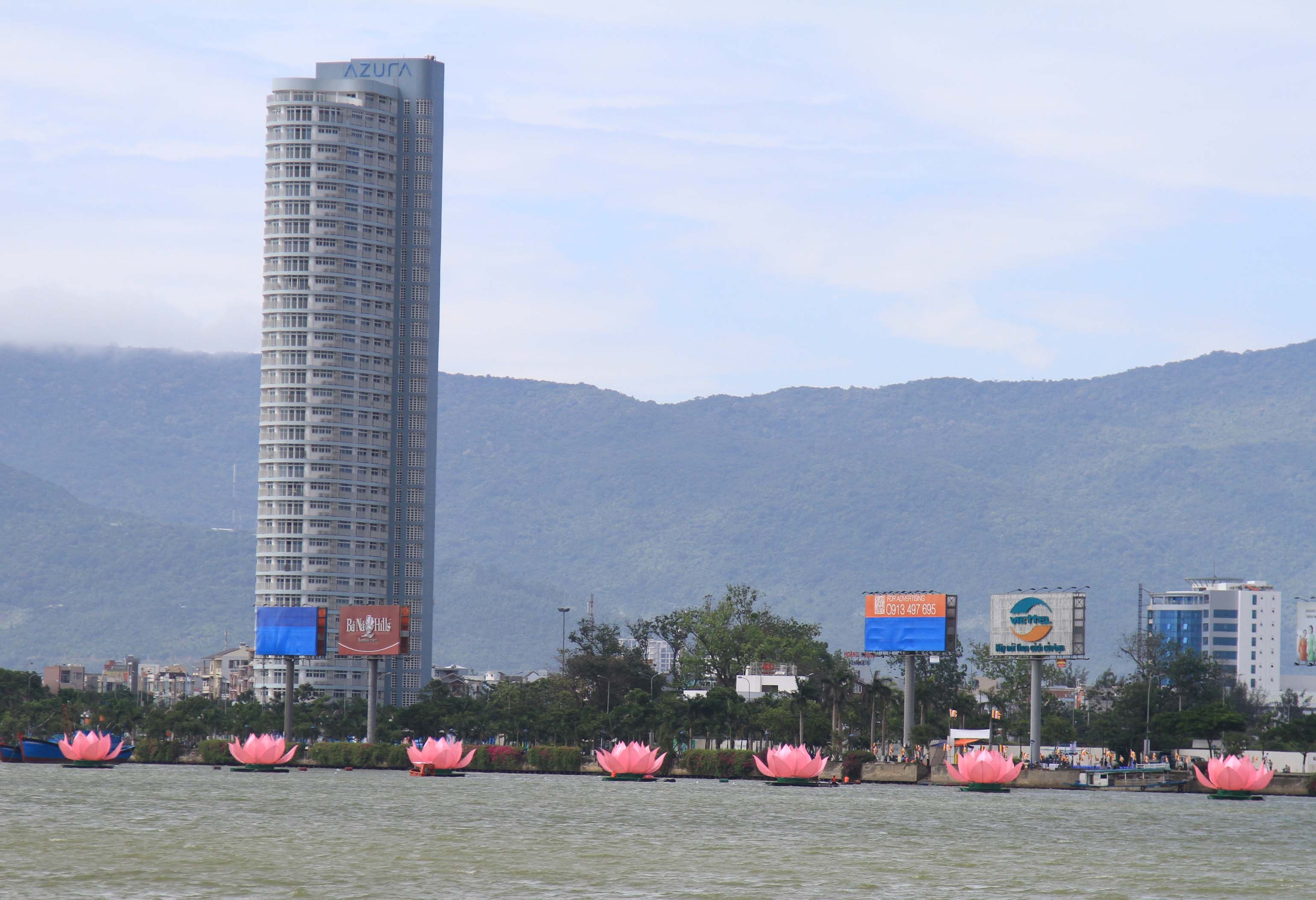 Ý nghĩa thiêng liêng của 7 đóa sen chính là biểu thị cho 7 bước đi của đức Phật khi chào đời “Bảy đóa sen hồng nâng gót tịnh”.