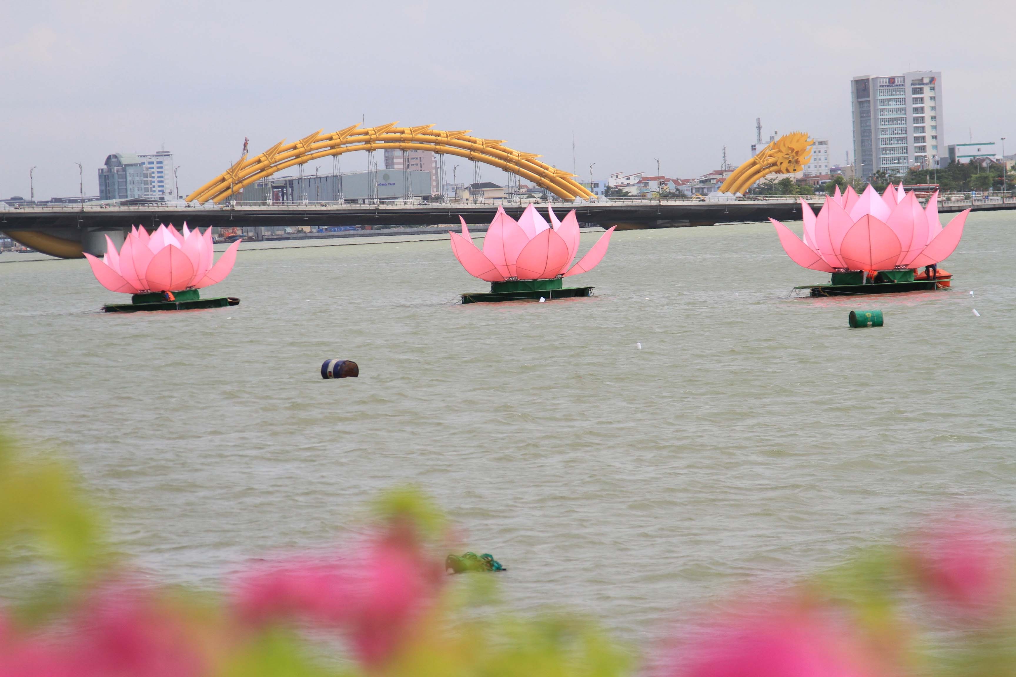 Theo Ban Trị sự Giáo hội Phật giáo Việt Nam TP Đà Nẵng thì trong quá trình làm 7 đóa sen gặp nhiều khó khăn như thời tiết đôi lúc không ủng hộ, gặp sự cố về kỹ thuật điện, bảo đảm cho giao thông đường thủy...trong đó việc định vị neo đậu 7 đóa hoa sen khá phức tạp. Đây là đoạn sông khá sâu, nên việc định vị là một thách thức lớn.