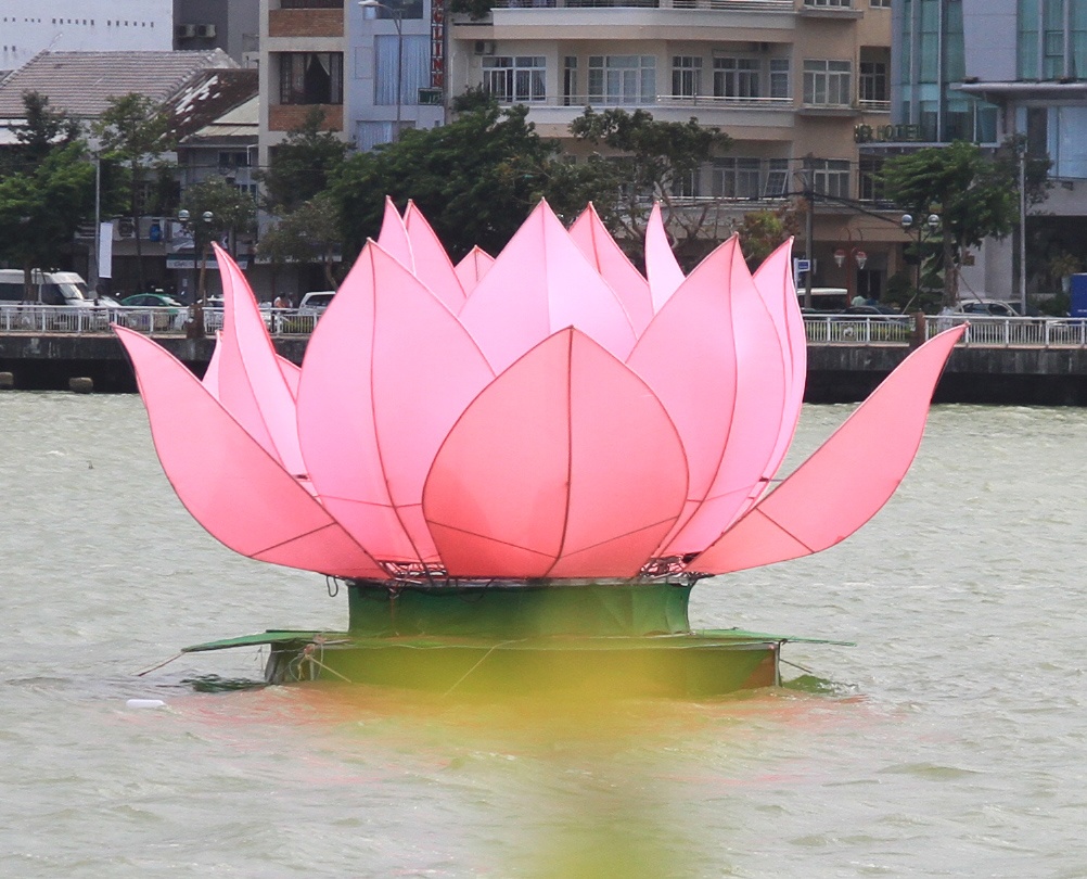 Trên mỗi bông sen có 8 bộ điều khiển đèn led chiếu sáng để thay đổi sắc màu.