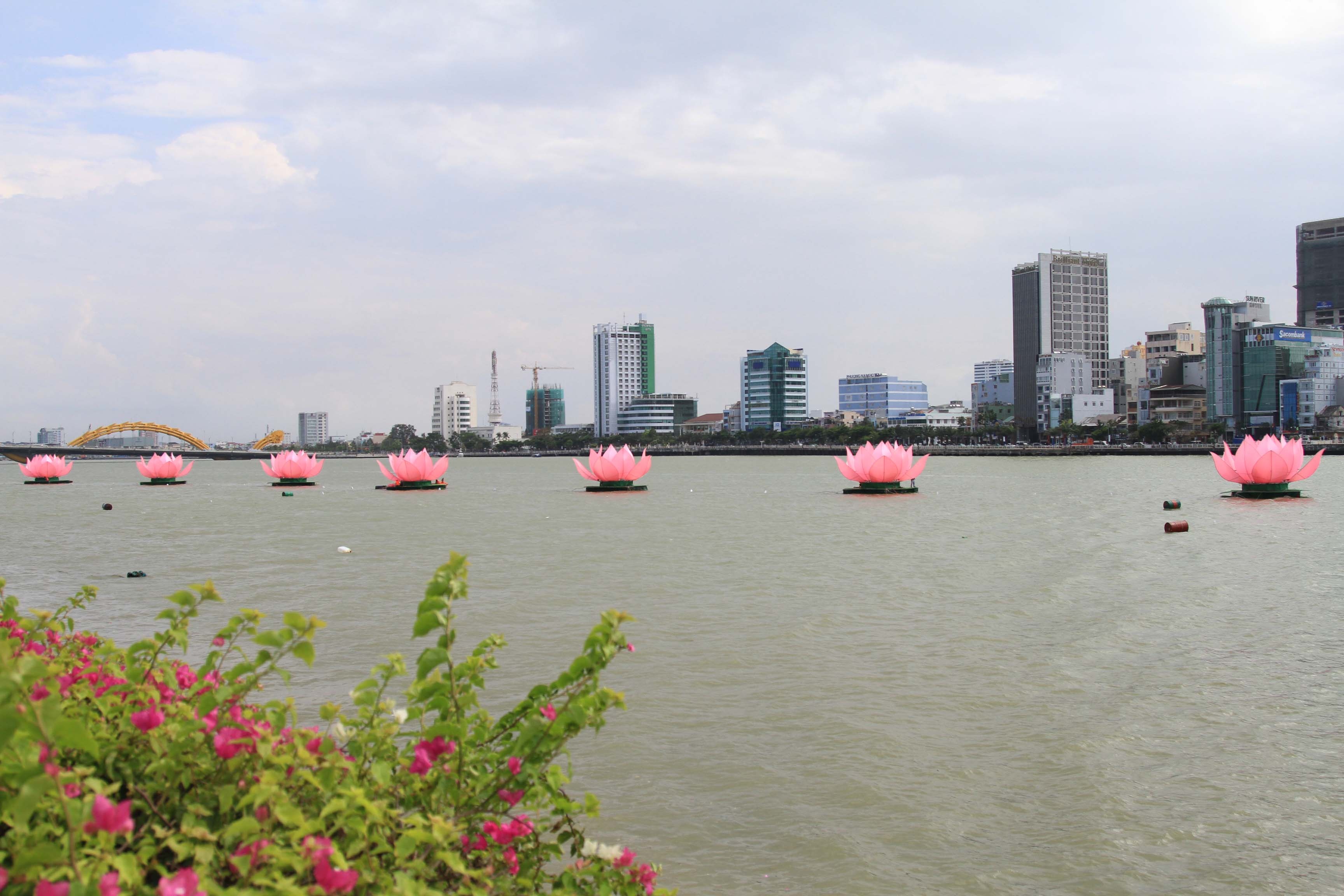 7 hoa sen này nói lên tiến trình tu tập của đức Phật để chứng được đạo quả, giải thoát- niết bàn. Dự kiến 7 đóa sen khổng lồ này được thắp sáng liên tục hằng đêm suốt tuần lễ phật Đản, bắt đầu từ 16 giờ ngày 6/5 (8/4 âm lịch) Ngắm 7 đóa sen khổng lồ rực rỡ trên sông Hàn 8.