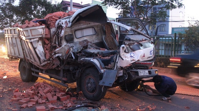 Xe tai huc duoi xe container, phu xe chet ngay trong cabin hinh anh