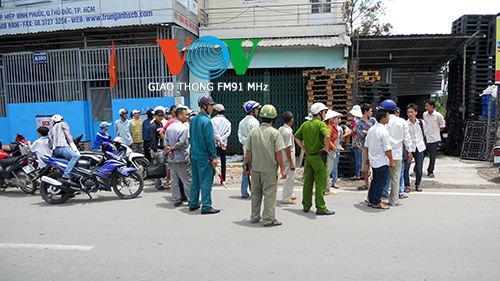 Giat ve so tu tay em be mu, cuop bi xe ben tong bat tinh hinh anh