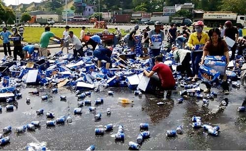 Bo mac tai xe mac ket trong cabin lao vao hoi cua hinh anh