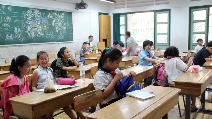 Sau giờ học chính khóa ở trường, nhiều học sinh lại đến Trường THPT Trần Đại Nghĩa để luyện thi vào lớp 6 của trường này.