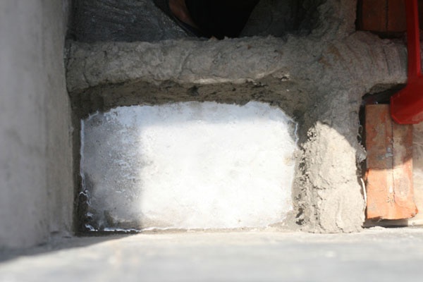 Một thành viên trong nhóm san lấp lại đáy mộ để chuẩn bị đưa xác hài nhi xuống, mỗi ngôi mộ chôn cất chung có chiều dài khoảng 3m, rộng 2m và sâu 2,5m. 