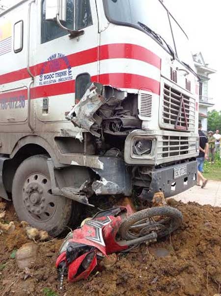 Container nghien nat xe may, 2 nguoi tu vong hinh anh