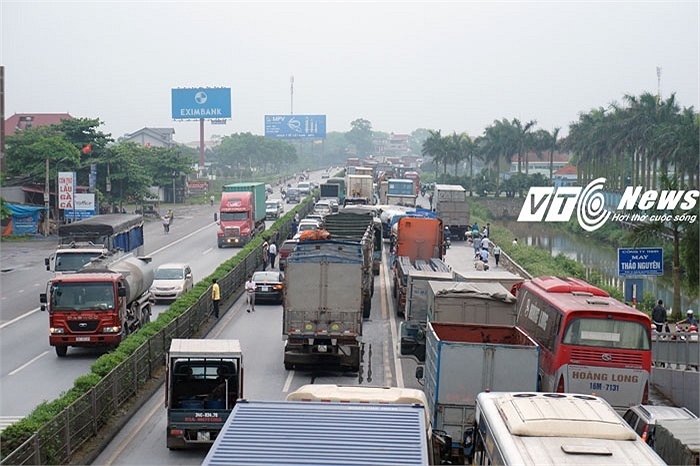 'Hung than' dam gay cot dien, Quoc lo 5 te liet hang gio hinh anh