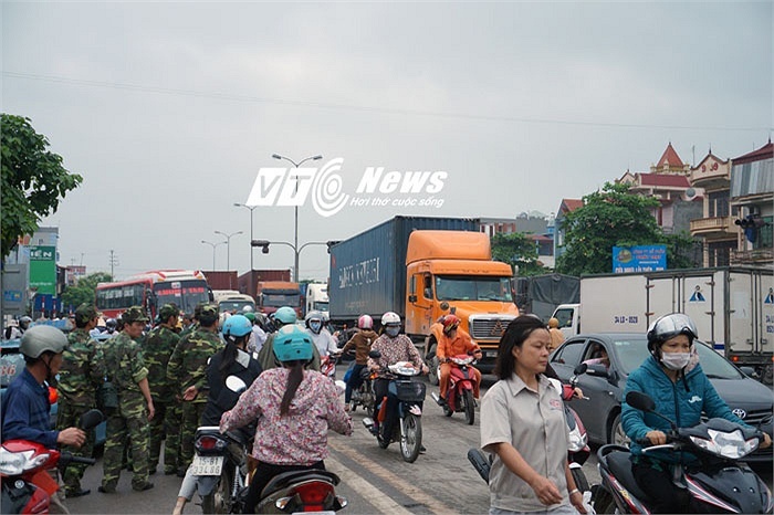 Do vụ TNGT xảy ra vào đầu giờ sáng nên hàng nghìn người dân đi làm qua đây bị trễ giờ, hàng trăm phương tiện đang lưu thông trên Quốc lộ 5 bị ùn tắc kéo dài trên 5 km, chờ đợi hàng giờ đồng hồ mới có thể lưu thông qua đây được. 