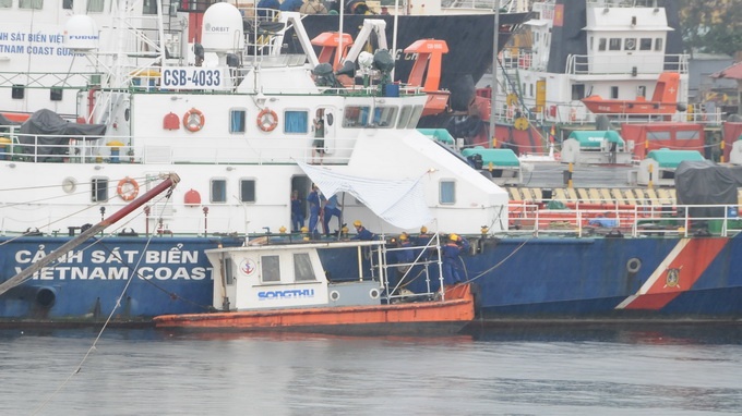 Sua chua 2 tau canh sat bien bi Trung Quoc dam toac hinh anh