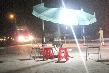 CSGT đang hướng dẫn phương tiện vào cân xe.