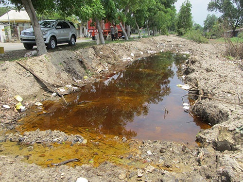 500 tan hoa chat chay vao kenh o Sai Gon hinh anh