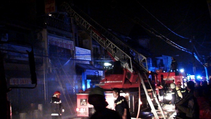 Chay cua hang hoa chat, nguoi dan Binh Chanh be con di tan hinh anh