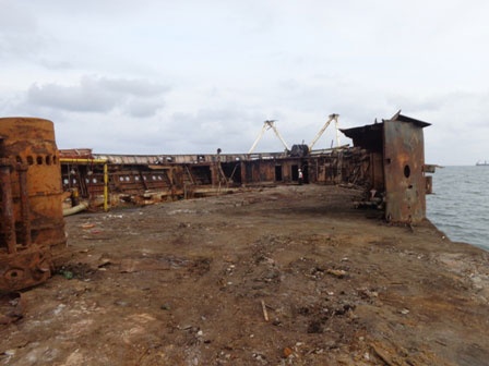 Một phần mặt tàu sau khi đã được dọn dẹp.