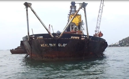 Gần như toàn bộ thân tàu gác lên bãi đá ngầm.