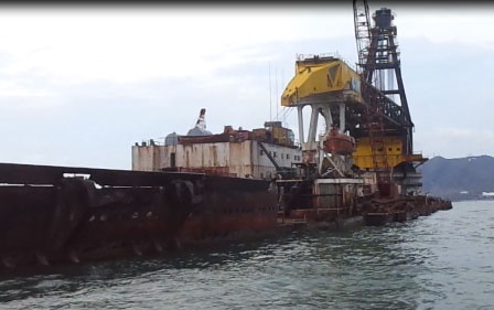 Vụ cháy hôm 20/10/2013 càng khiến cho con tàu này thê thảm hơn.