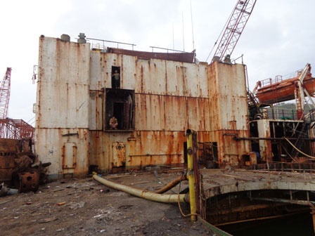 Ca - bin bị gỉ sét.