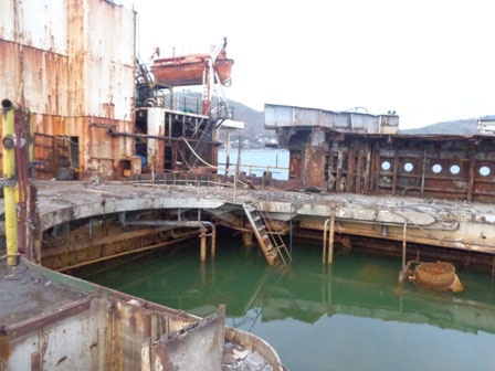 Nước tràn vào các khoang.