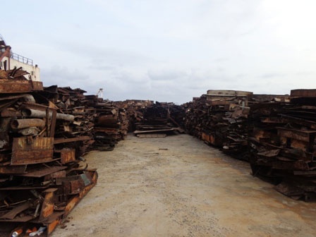 Các mảnh kim loại cắt từ tàu để vá víu phần đáy và làm nhẹ con tàu.