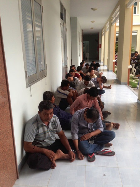 Các đối tượng tham gia đá gà bị bắt giữ tại cơ quan công an.