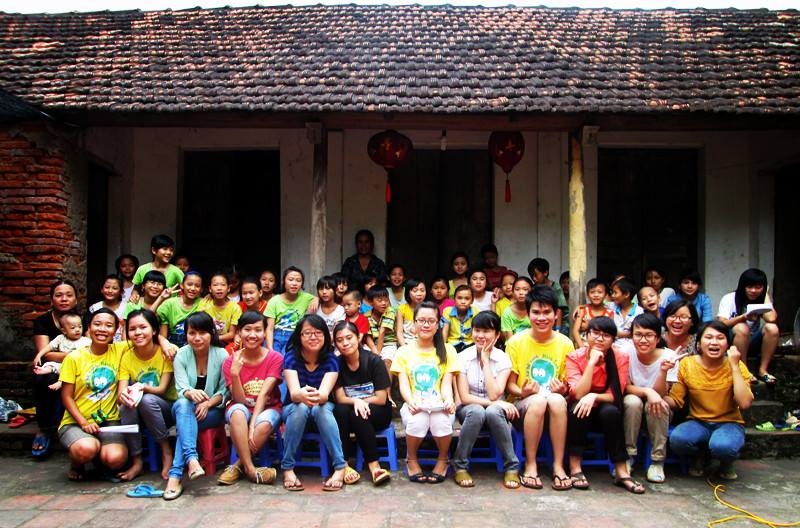 Ước mơ người đi ươm mầm xanh CLB Nhà Báo Xanh là một tổ chức tập hợp những người làm báo trẻ, yêu thích viết báo về môi trường, biến đổi khí hậu và phát triển bền vững. Tổ chức này do nữ phóng viên trẻ đài Truyền hình Hà Nội, Trần Thị Thúy Bình, sáng lập và đi vào hoạt động năm 2010. Sau 3 năm, hiện CLB đã thu hút sự tham gia của nhiều bạn trẻ. Tất cả các thành viên trong CLB mới ngoài 20. Họ là sinh viên các trường Đại học FPT, Học viện Báo chí & Tuyên truyền, Đại học Điện Lực…  Năm 2013, CLB đã tổ chức thành công lớp học đào tạo báo chí môi trường mang tên Bút Xanh Mê Linh. Dự án diễn ra tại thôn Tam Đồng, Mê Linh, Hà Nội. Sau khi kết thúc đã gây được những tiếng vang lớn.