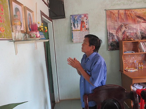 Ông Bắc bên bàn thờ chị Nguyễn Thị Minh Lụa.