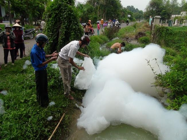 Theo một cán bộ ngành môi trường huyện, hiện tượng này chỉ xuất hiện tại những khu vực bị ô nhiễm, có cơ sở sản xuất mà việc trang bị hệ thống xử lý chất thải không bảo đảm đúng quy định; hoặc cũng có thể do một tổ chức hay cá nhân nào đó lén đổ hóa chất ô nhiễm ra môi trường.