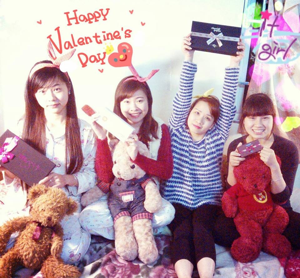 Các bạn trẻ đi bán sô-cô-la gây quỹ tình nguyện dịp Valentine.