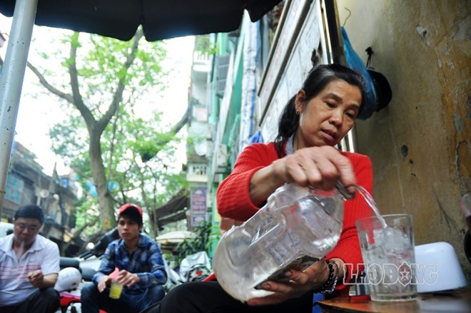 Bà Hoàng Thị Dung, 59 tuổi - ngồi bán nước trên vỉa hè phố Hàng Vải (Hàng Bồ, Hà Nội).