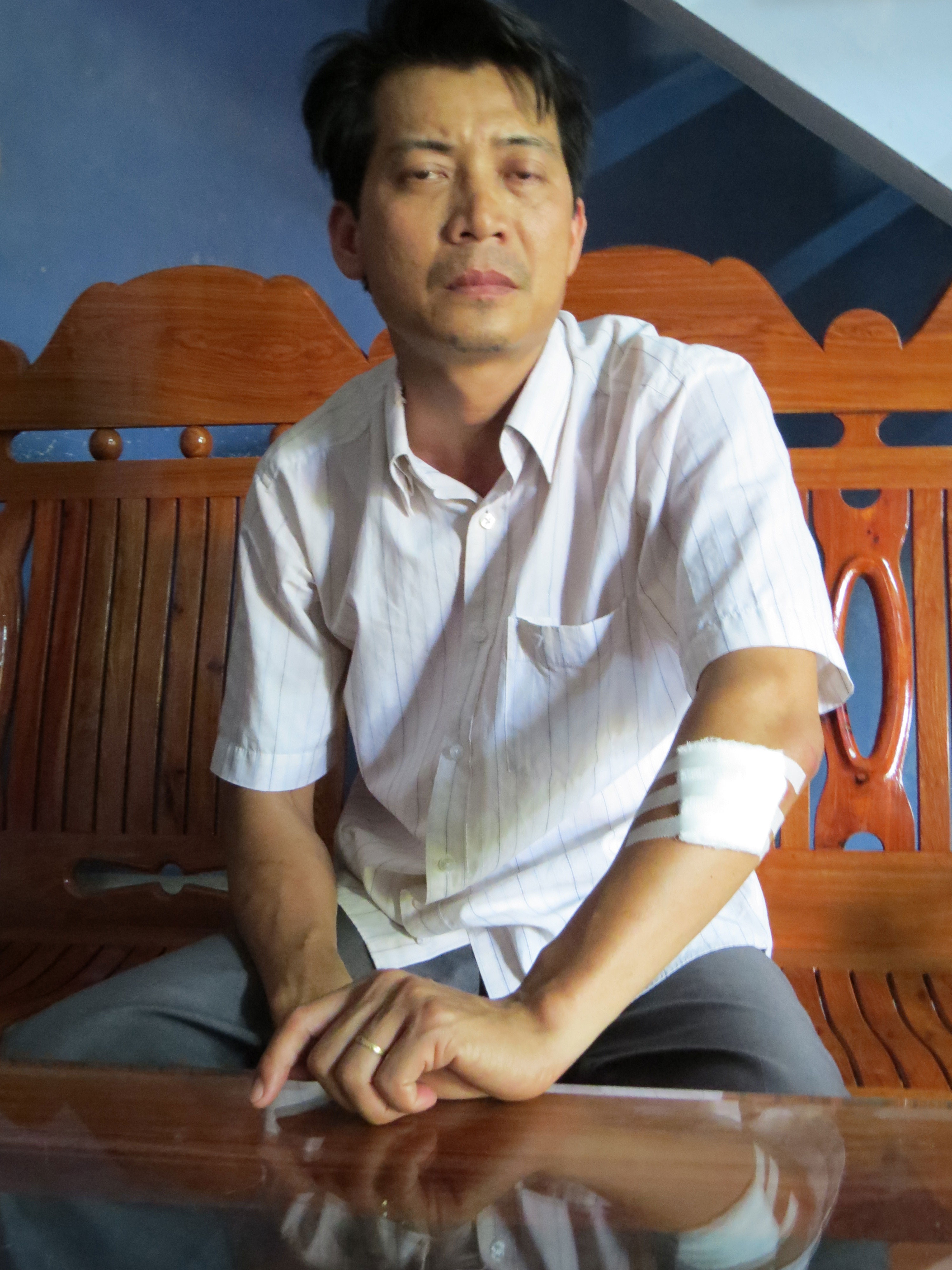 Ông Dũng thuật lại vụ cướp tại hiện trường.