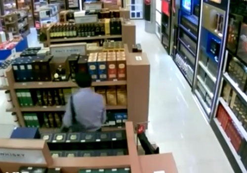 Camera ghi lai canh ke gian trom ruou Tay o san bay hinh anh