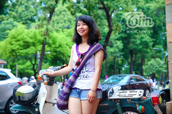 Tùng trẻ trung bên chiếc xe cub 50.