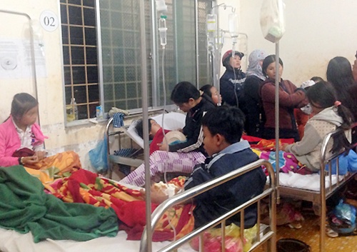 Hon 40 hoc sinh tieu hoc bi ngat vi do choi la hinh anh