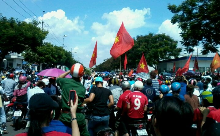 Yeu nuoc hung hang giup ich gi cho Bien Dong? hinh anh