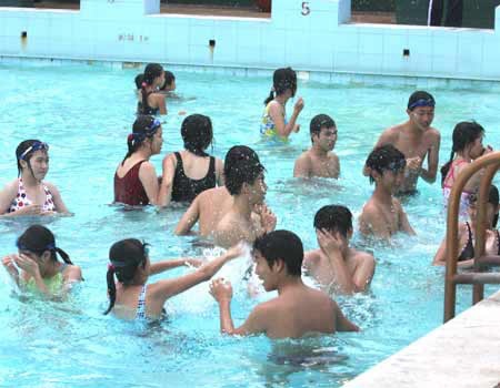 Dao chich ngoai hanh nghe tai be boi khach san hinh anh