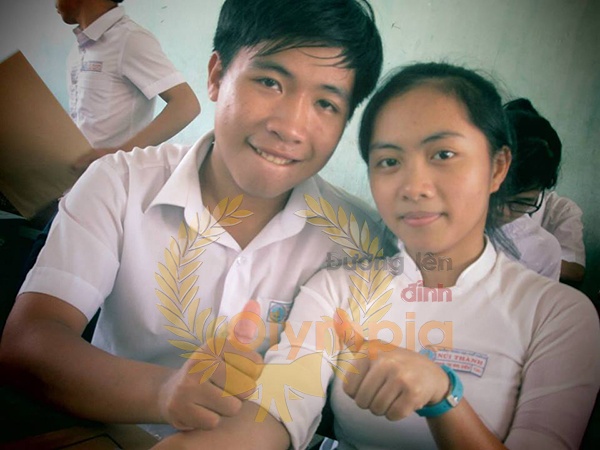 Phi Ân và cô bạn cùng lớp.