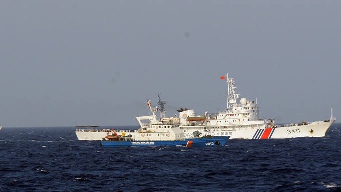Tàu 3411 của Trung Quốc kè theo tàu của Cảnh sát biển Việt Nam. 