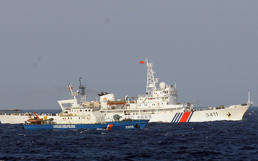 Tau Canh sat bien 8003 trong vong vay tau Trung Quoc hinh anh