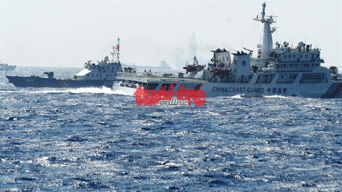 Tàu hải cảnh Trung Quốc hung hăng áp sát tàu của Việt Nam.