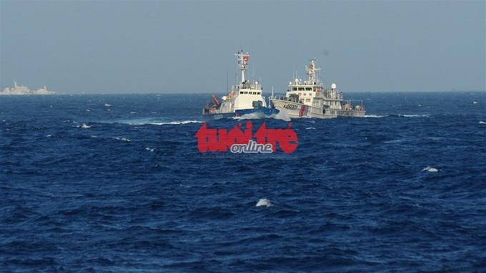 Tàu hải cảnh Trung Quốc lao đến cắt ngang mặt tàu của Cảnh sát biển Việt Nam.