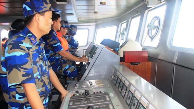 Thuyen truong tre va la chan thep giua Hoang Sa hinh anh