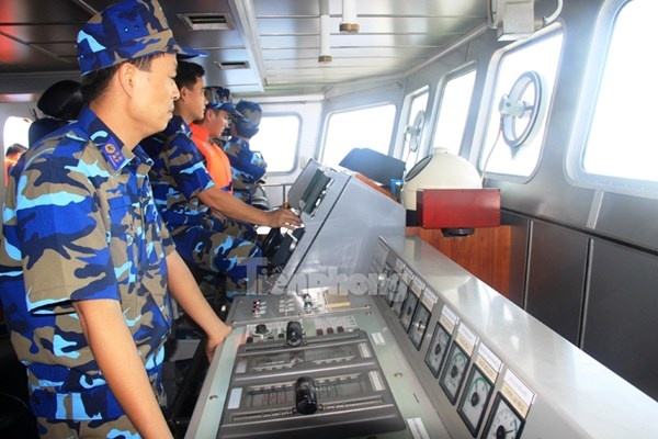 Tàu CSB 8003 tập trung làm nhiệm vụ.