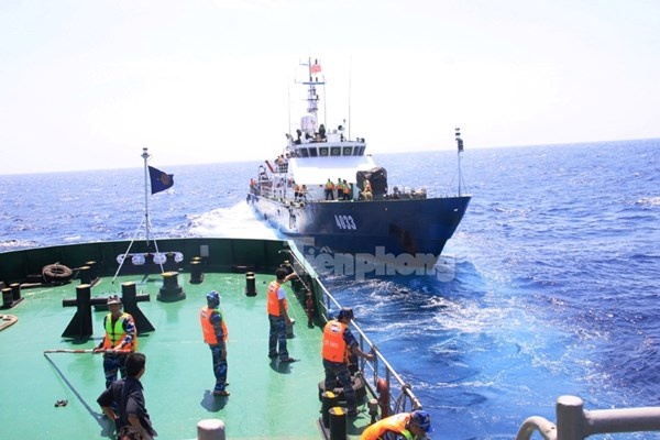 Tàu CSB 4033 trở lại khu vực giàn khoan sau khi bị tàu Trung Quốc đâm.