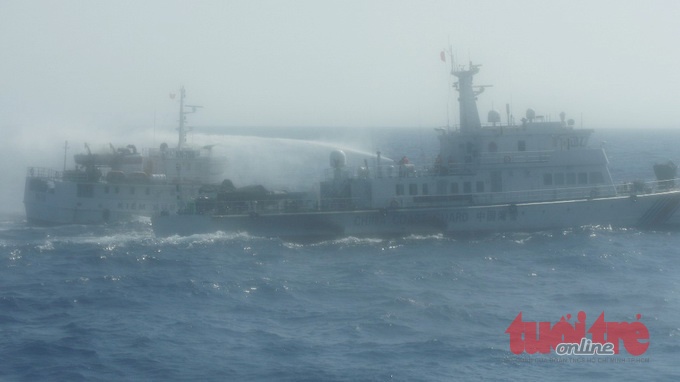 Tàu hải giám Trung Quốc đang tấn công một tàu kiểm ngư VN.