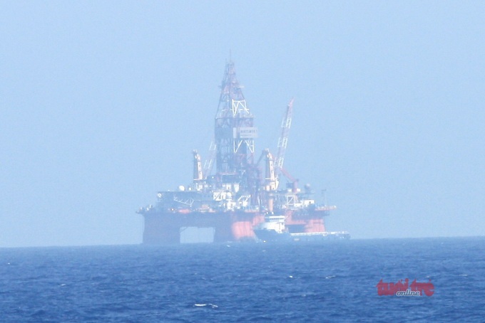 Ở khoảng cách gần hơn, có thể thấy rõ mức độ to lớn của giàn khoan này.