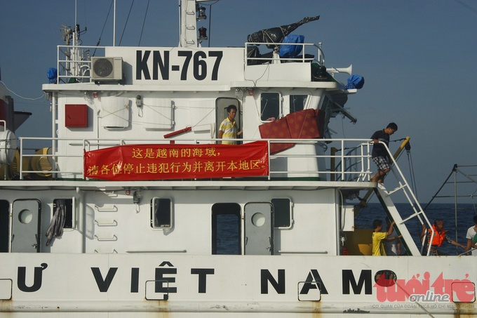 Tàu kiểm ngư Việt Nam với badron ôn hòa nhưng kiên quyết bằng tiếng Trung Quốc: Đây là vùng biển của Việt Nam, yêu cầu các vị chấm dứt hành vi xâm phạm và ra khỏi Việt Nam.